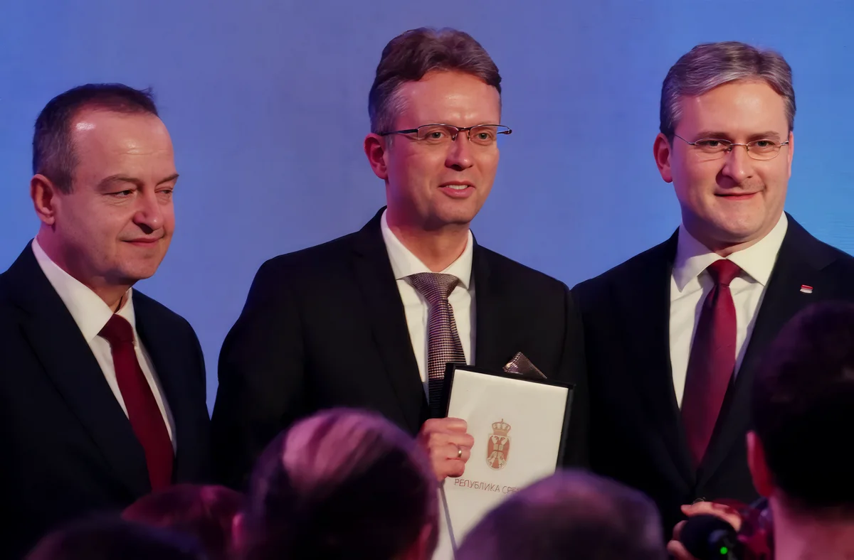 Hankó Balázs kitüntetést kapott Vučićtól, de úgy tűnik, nem sokra megy vele 3 Hankó Balázs a szerb elnöktől kapott kitüntetéssel fotózkodott (Forrás: Pannon RTV)