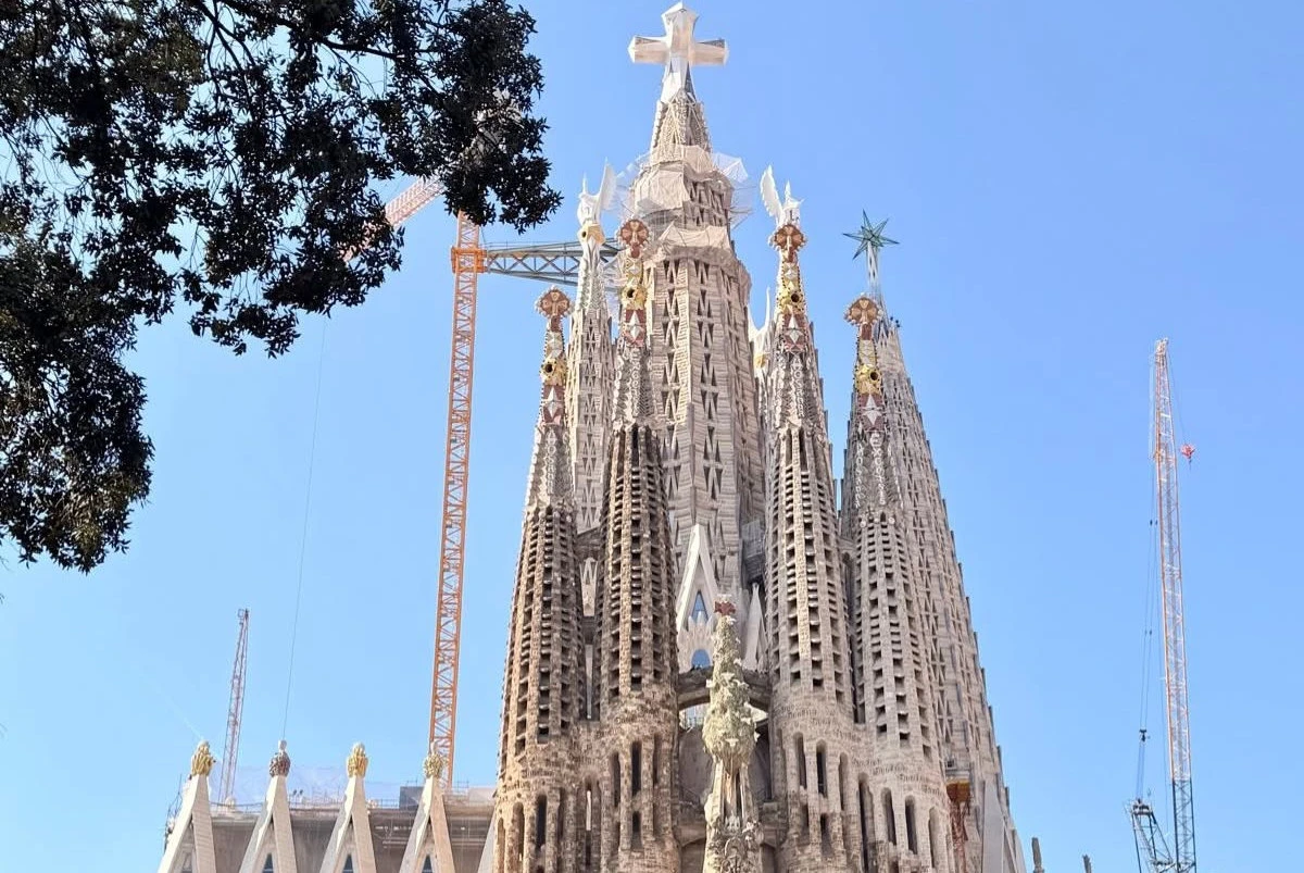 A Sagrada Família építése befejeződik, a maffiaháború nem🔞 3 Felkerült a különleges kereszt is a bazilika főtornyára