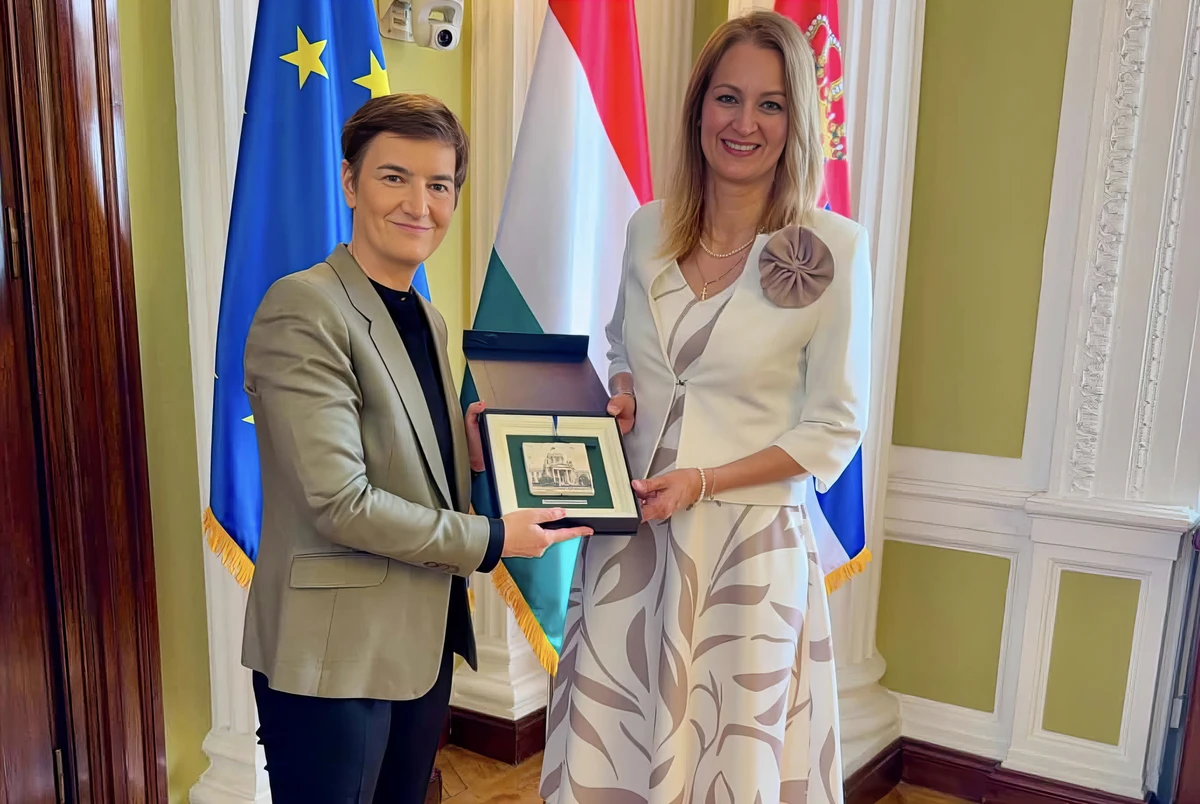 Két házelnök: Forsthoffer Ágnes magyar és  Ana Brnabić szerb parlamenti elnök, az utóbbi "ékesszólásban" és a tények elferdítésében gyakran megközelíti a vučići magaslatokat