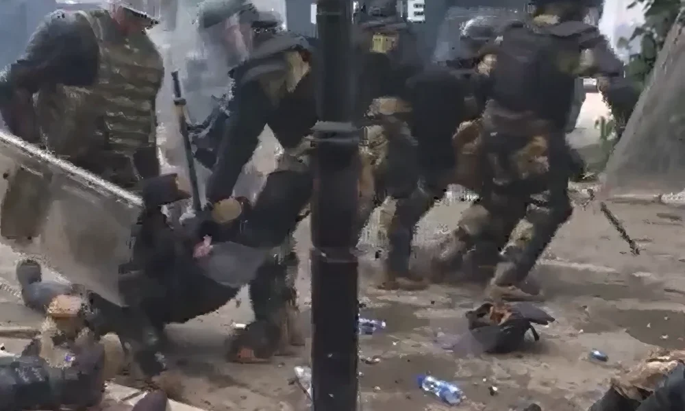 Sérült bajtársaikat menekítik ki a KFOR katonák a zvečani csata idején. A NATO olasz és magyar katonái sérültek meg súlyosan