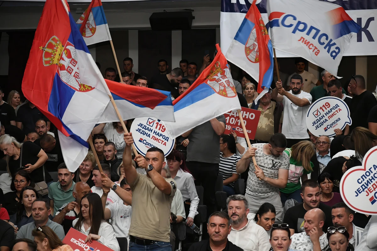Kurtit akarták legyőzni, de csak meggyengíteni sikerült 5 Egy nép, egy lista - ezzel a szlogennel vett részt a koszovói választásokon a Szerb Lista. A felsorolás végéről hiányzik "az egy elnök" félmondat, illetve egyharmad mondat. Egyre nyilvánvalóbb, hogy Aleksandar Vučić totális kontrollra törekszik az élet minden területén Szerbiában, és azon kívül is