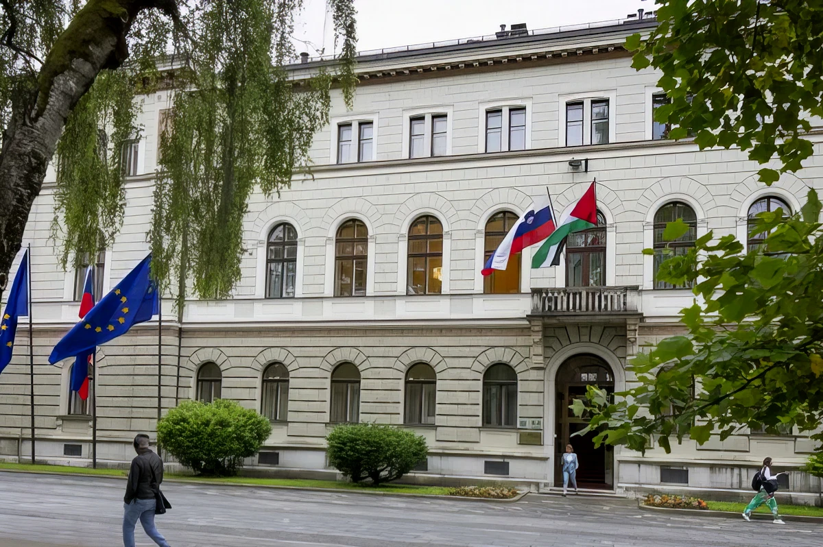 Janša Izraellel hergeli az EU-t, máris Orbán nyomdokain 2 A palesztin zászlót kevesebb mint egy órával azután levették Szlovénia legfontosabb kormányzati épületéről, hogy Janez Jansa negyedszer is letette a miniszterelnöki esküt, ami a külpolitika jelentős változását jelzi. Az izraeli zászló (még) nem tűzték ki