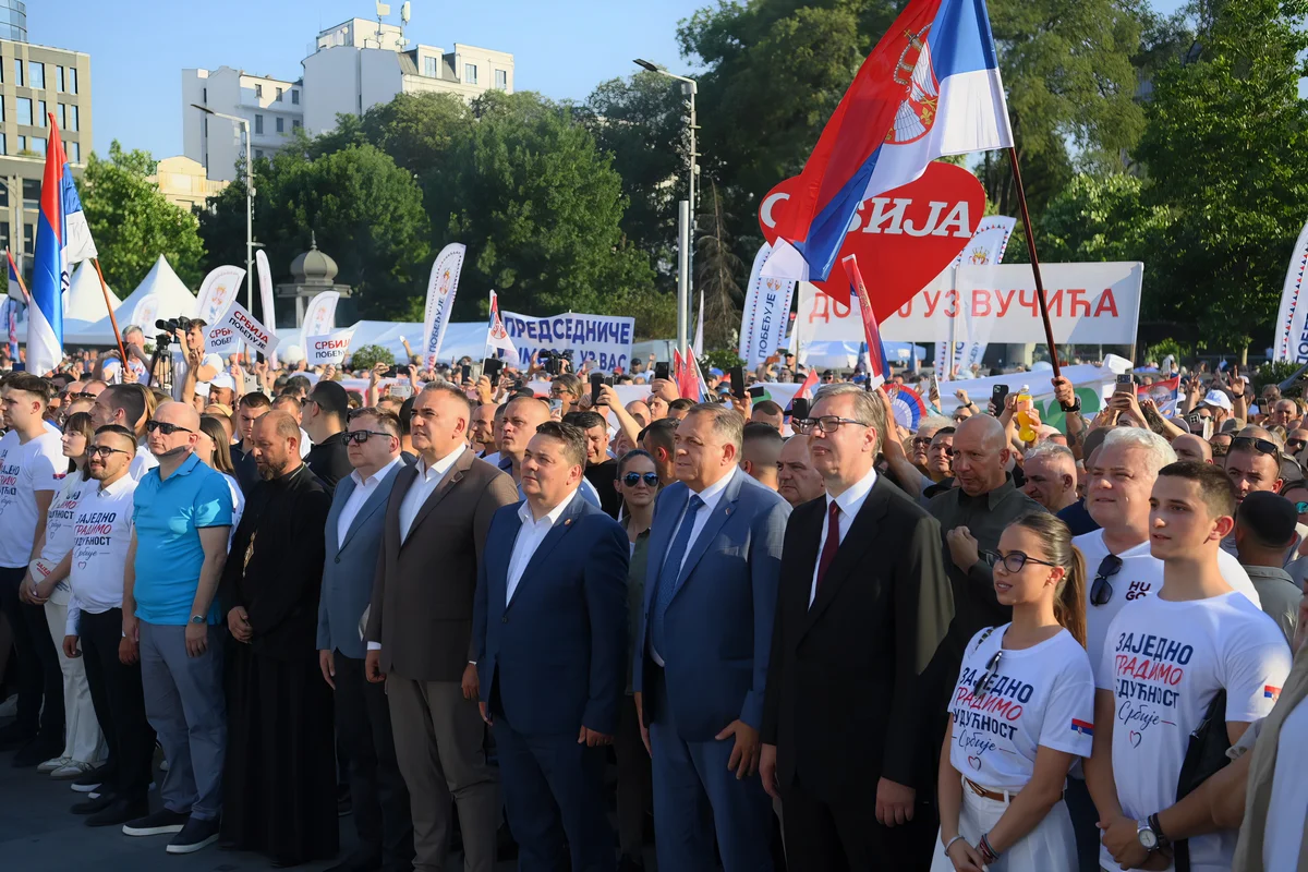 Vučić heteken belül lemond, hisszük, ha látjuk! 6 Sokan voltak, a szerb belügyminisztérium szerint 207 ezren, amit az Informer televízió rögtön felnyomott 250 ezerre, jó ha voltak százezren, de az sem kevés. Viszont - érdekes módon - nem volt bombariadó, így a vonatok jártak, és a rendőrség sem akadékoskodott az utakon