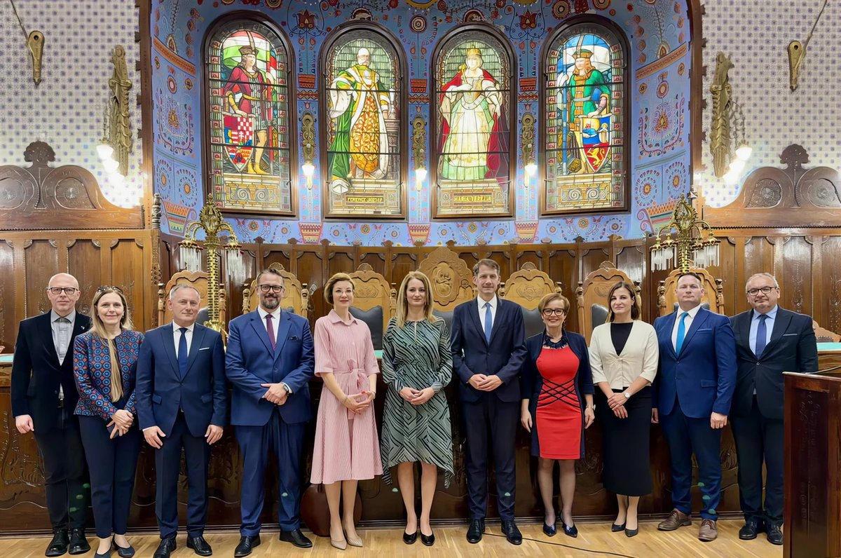 "CSALÁDI FOTÓ": Új magyar házelnök, régi vajdasági magyar elit, vagyis a Vajdasági Magyar Szövetség vezérkara