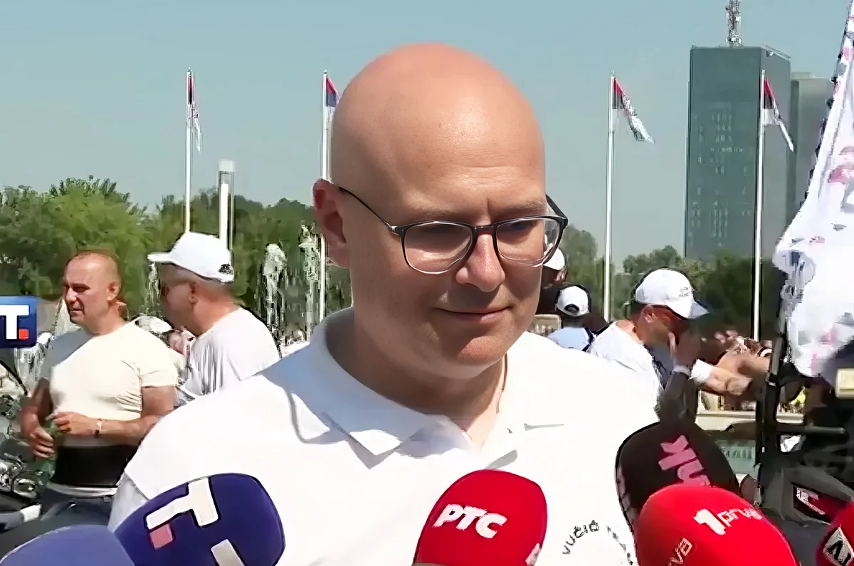 Vučić heteken belül lemond, hisszük, ha látjuk! 3 Miloš Vučević, a Szerb Haladó Párt elnöke motorról érkezett Újvidékről Belgrádba több mint kétezer motoros élén, most azért került ide a cikkbe, mert a Vučić Team, Serbia pólót viseli, amely van más színben is, sőt már félkabát formájában is