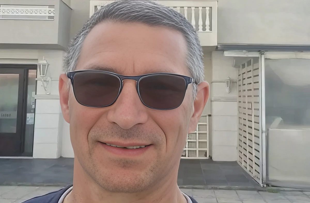 Dráma a levegőben: fél testtel már kint volt a repülőből 2 A bekapcsolt biztonsági öv, a felesége és az utastársai mentették meg