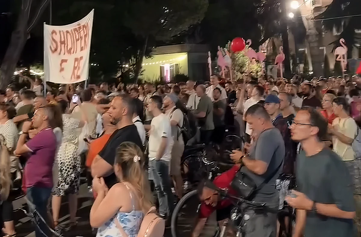 A szerb és az albán válság közös nevezője 2 Már 44 napja tart a Flamingó-forradalom Albániában