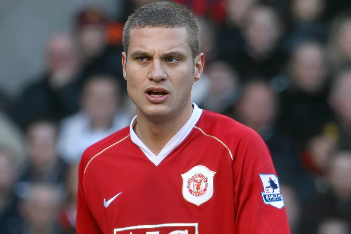A temetőben végzi, ha a Szerb Labdarúgó Szövetség élére tör 4 Nemanja Vidić 2005 decemberében igazolt a Manchester Unitedhez, ahol középhátvédként játszott 2014-ig