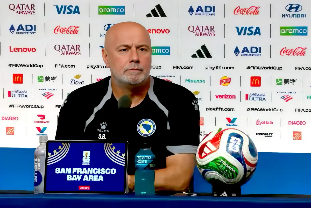 Csevapüzemanyag: Bosznia Amerikára támad 2 Sergej Barbarezt megkérdezték Tim Howardnak, az amerikai labdarúgás egyik legnagyobb kapusának megjegyzéséről, aki szerint a bosnyákoknak gépre sem kellene szállniuk, hogy elmenjenek San Franciscóba: „Ki ez a fickó?, Nem tudom, hogy ki ő!” - válaszolta pókerarccal Barbarez