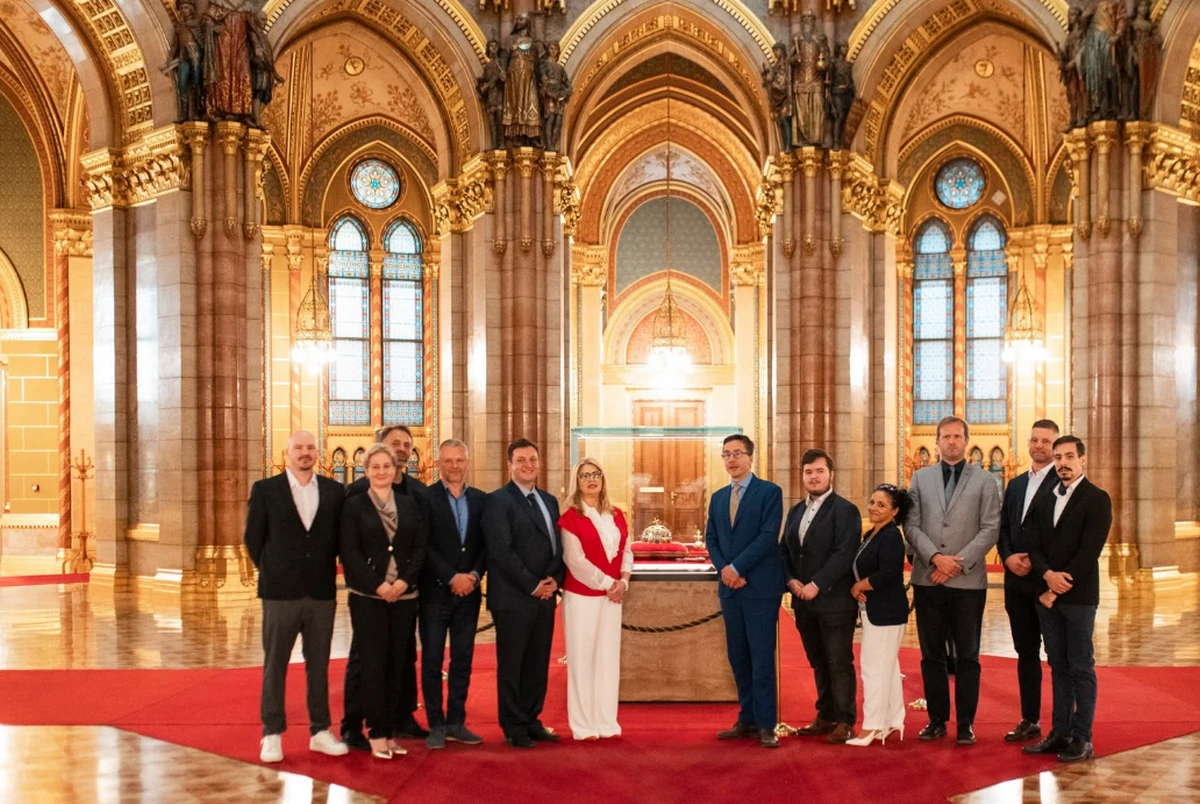 A hírekből ugyan kimaradt, de a vajdasági VMÚ delegációja találkozott a magyar koronával is nem egy kézfogás, hanem egy fotózkodás erejéig