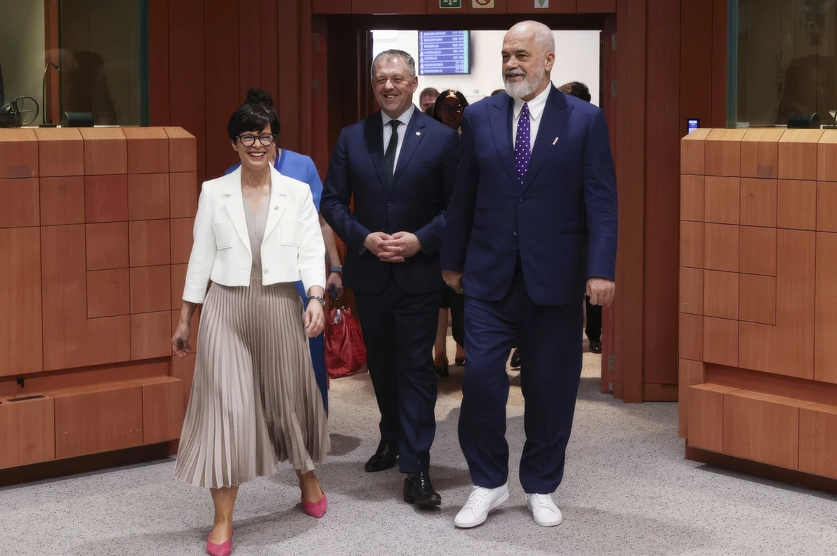 Csordogál az integráció, újabb két fejezet pipa 3
Albánia lezárta első három tárgyalási fejezetét: kutatás és innováció, oktatás és kultúra, valamint külkapcsolatok. Marta Kos kijelentette, hogy most Albániára számítanak a lendületet fenntartásában és az erőfeszítések megduplázásában a reformokban, különösen a jogállamiság és a korrupció elleni küzdelem terén. Úgy látszik a szuperkedd szlogenje a "duplázás" volt. Közben ismét megcsodálhattuk Edi Rama divatdiktátori tehetségét, bár a fehér tornacímű helyett olyan flamingó-színűt, mint amilyet Mart Kos viselt, az jobban illet volna a Flamingó-forradalomhoz