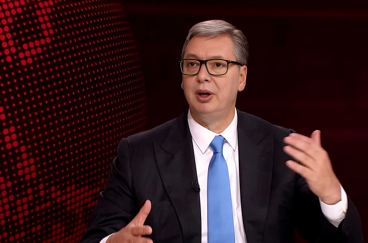 Aleksandar Vučićnak esze ágában sincs, hogy távozzon a hatalomból, most a díszletek átrendezés foglalkoztatja leginkább
