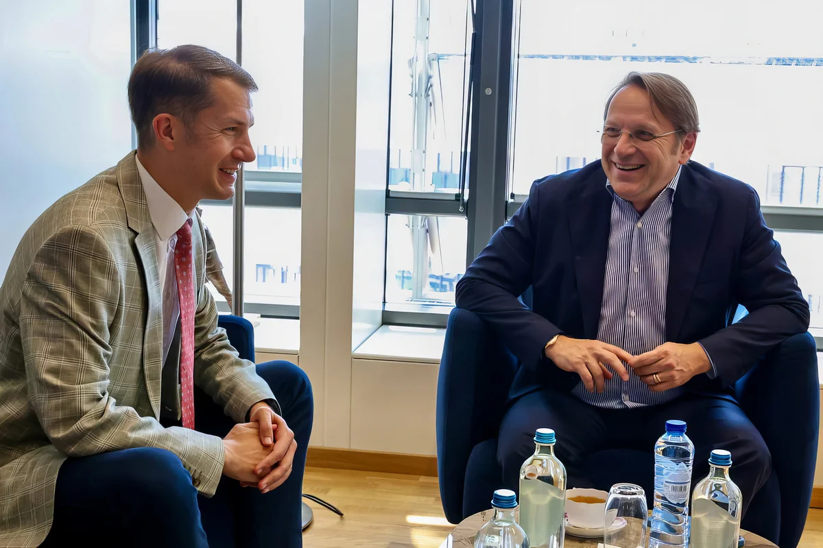 A VMSZ elnöke szerint zajlik a bizalomépítés a Tiszával 5 Várhelyi Olivér nosztalgiázhatott egy kicsit Pásztor társaságában