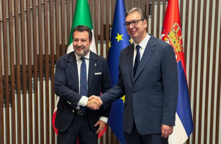 Chattanooga Choo Choo: felélesztenék a Belgrád-Trieszt vasútvonalat 3 Természetesen ilyen nagyszabású terv nem Sofronijević asszony fejéből pattant ki, de Salvini tárgyalt barátjával - ő fogalmazott így - Aleksandar Vučićtyal is, akivel szintén tartott egy elméleti vonatozást, hiszen nyílhatnak új lehetőségek Szerbia és Olaszország között, amit érdemes kiaknázni