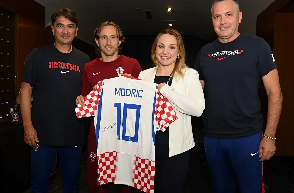 Ronaldo büntetője, a vukovári folyami kikötő és horvát rendőrök Párizsban 2 A horvát válogatott az Angliával való mérkőzés előtti napon a dallasi szállodájában fogadta Martina Caswellt, Vukovár védőjének, Ivan Senčićnek a lányát, aki az ovčarai áldozatok egyike volt, és akinek maradványait tavaly azonosították. Luka Modrić egy dedikált mezt ajándékozott neki