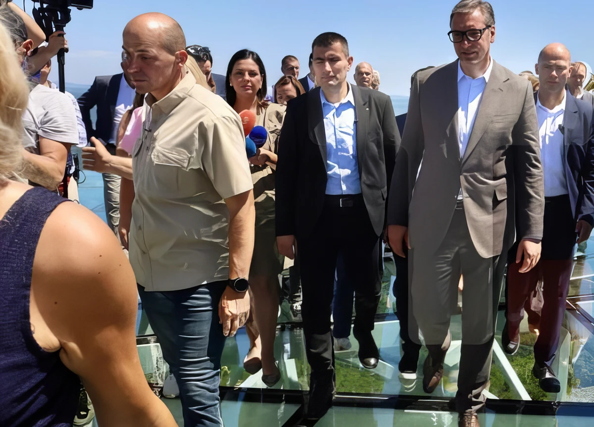 Első eljegyzés az első szerb skywalkon, Orbán is járt arra 2 A szerb elnök a szakadék szélén, vagyis inkább a szakadék felett (Forrás: Tanjug)
