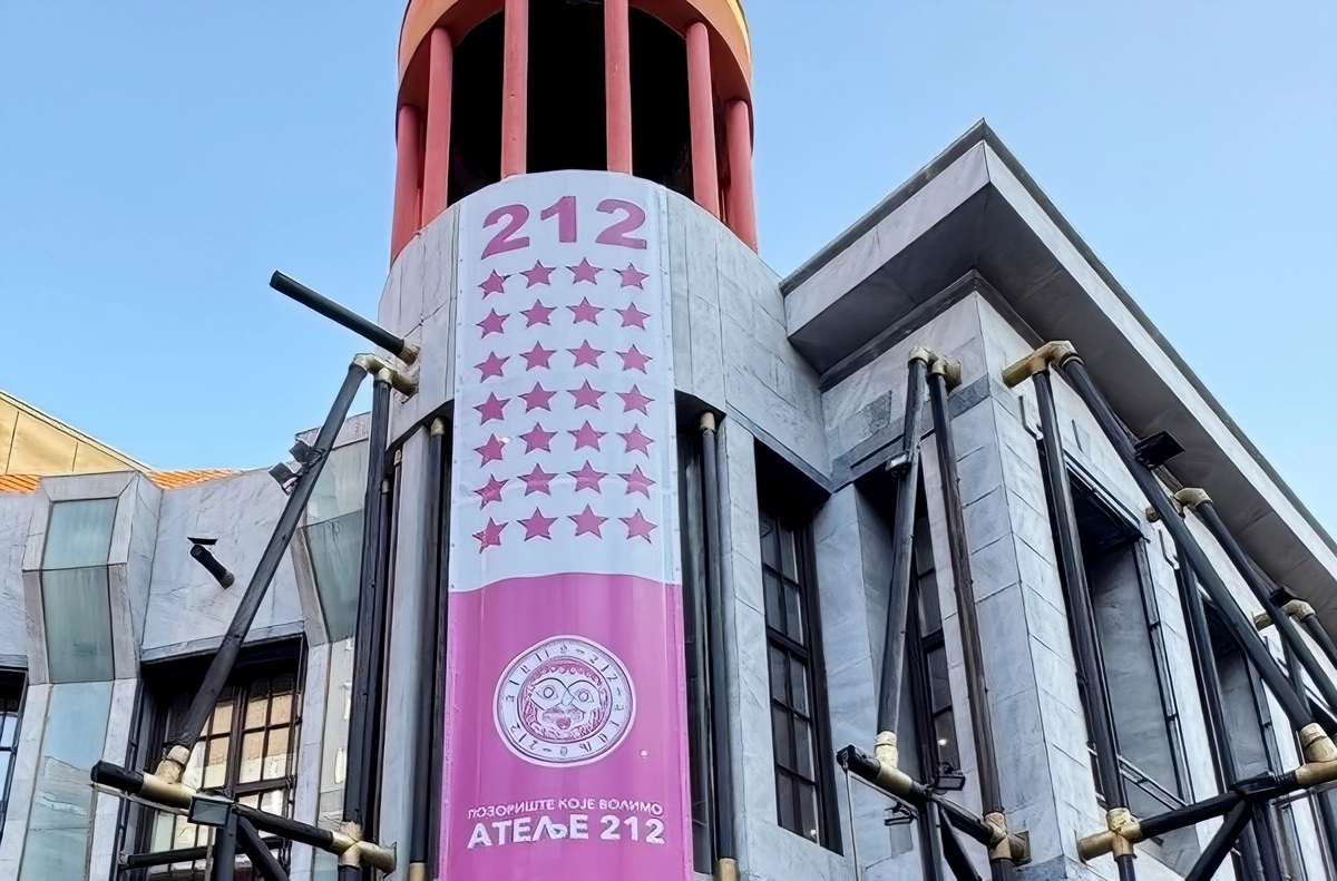 Lehetne még rosszabb is, de ez már tényleg a leg… 4 Ljubiša Ristić továbbra is vezethetné azt a színházat, amelyet maga alapított, ám Milena Dragićević Šešić szerb kultúrakutató, egyetemi professzor és kulturális politikai szakértő szerint ott sem bizonyult különösebben sikeres, még kevésbé újító igazgatónak. Ristić ezért átadta a KPGT-t a városnak, amikor már nem tudta tovább működtetni. A színház 2021 óta városi kulturális intézménye volt. A hatóságok közben eladták a Régi Cukorgyárat és Ristić KPGT-jét egy befektetőnek, a veterán rendező pedig ajándékba kapta az Atelje 212 irányítását a „vezér” kívánságainak megfelelően