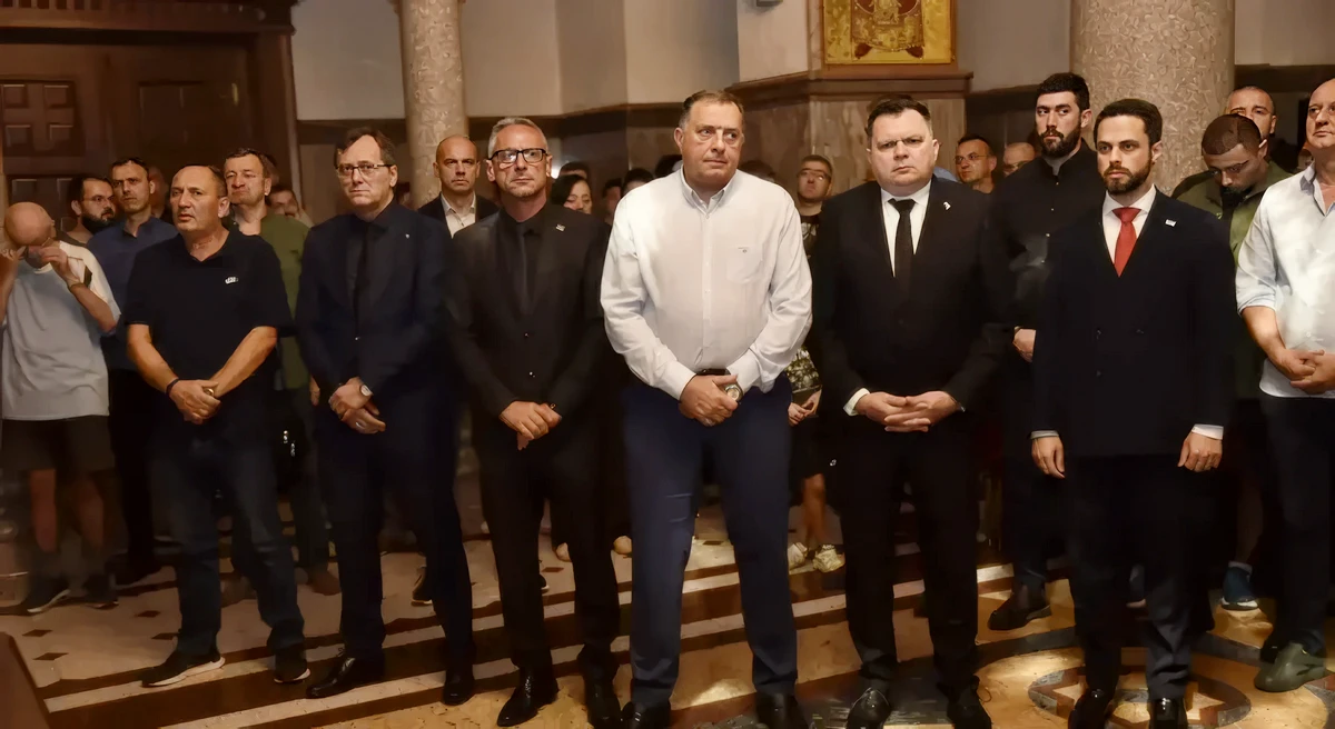 Szerbia katonai tiszteletadással temetheti el Mladićot 3 A Dodik köréhez tartozó politikusok a banja lukai Megváltó Krisztus-székesegyházban emlékeztek meg Ratko Mladićról. Erről a Banja Luka-i ATV televízió számolt be, amely Milorad Dodik médiabirodalmának része