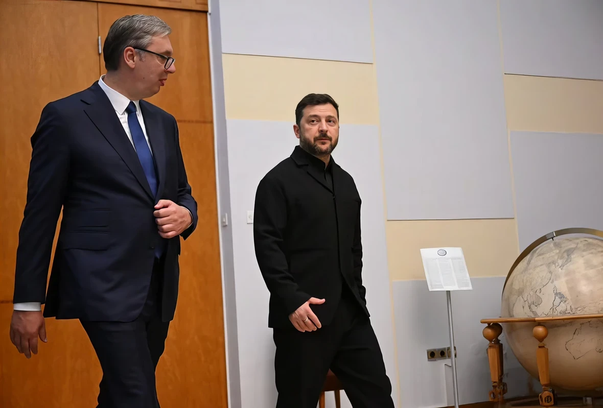 Vučić és Zelenszkij Belgrádban, nem lesz közös dróngyár 2 Feltűnő hasonlóság: a szerb elnöknek is van szép nagy földgömbje