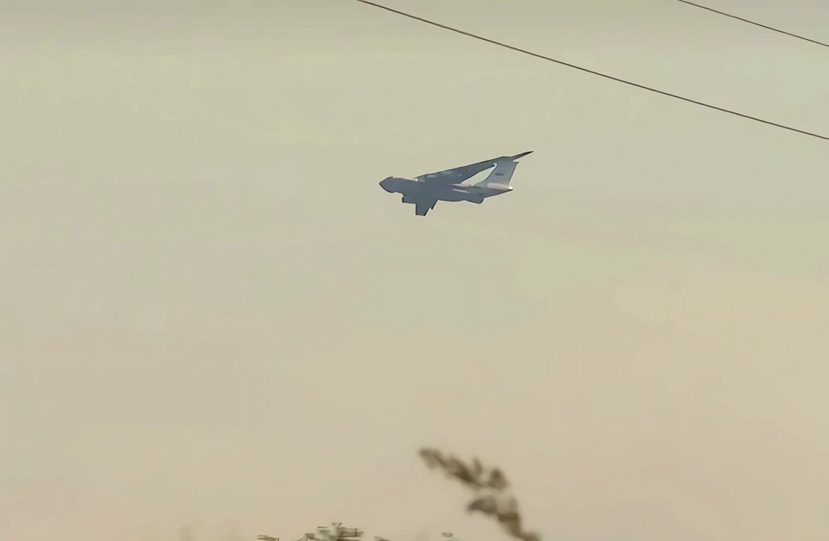 IL-76 Szerbiában: mégis kellett az orosz segítség 2 Az orosz Iljusin tegnap este érkezett meg a niši Konstantin Veliki repülőtérre, és ma délelőtt a szerb Belügyminisztérium helikopter-egységével együttműködve megkezdte az oltást a Delibláti-homokpusztán