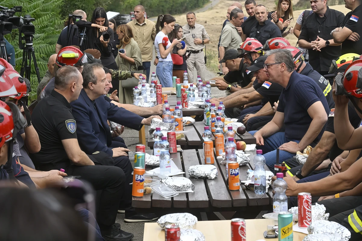 Vučić at the Deliblato Sands: “Only One Field Toilet Burned Down” 4 The Serbian president treated firefighters to sandwiches and soft drinks