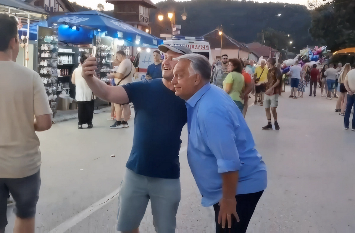 Orbán és Zelenszkij egyidőben Szerbiában, de nem találkoztak 3 Orbán szívesen fotózkodott a fesztivál résztvevőivel