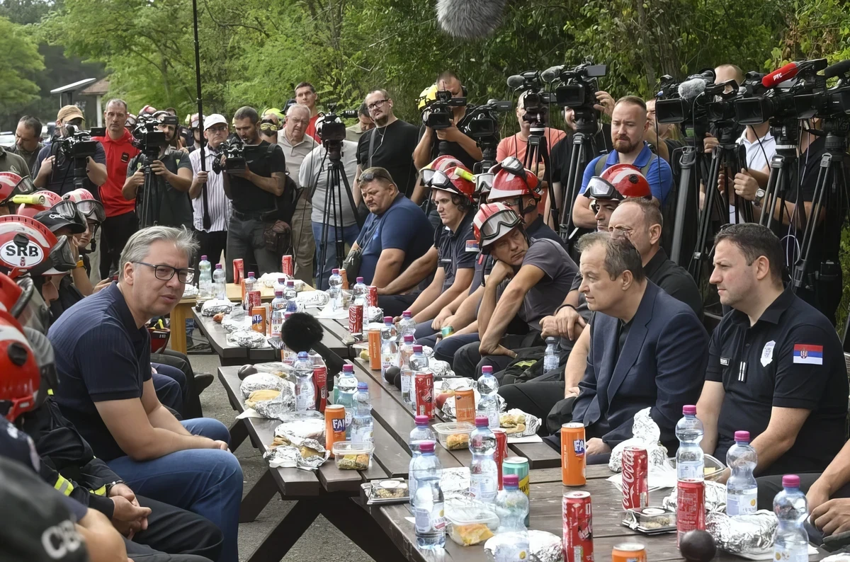 Vučić at the Deliblato Sands: “Only One Field Toilet Burned Down” 3 The meeting attracted considerable media attention, although it could also be described as a media show staged by the Serbian president, who brought the entire press corps with him to the forest press conference