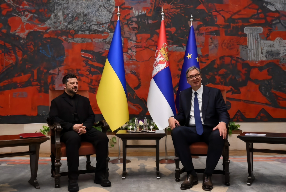 Vučić és Zelenszkij Belgrádban, nem lesz közös dróngyár 6 A szerb elnök az utóbbi időben folytatott diplomácia tevékenysége során általában kiteteti az uniós zászlót is, amely a jelen esetben kisebb volt, mint az ukrán és a szerb zászló