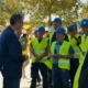 A szerb elnök pálcikás fagyit vitt a régi vasúit hídon dolgozó munkásoknak, miközben azzal fenyegette meg a koszovói albánokat, hogy megvonja tőlük az Ibar folyó vizét