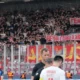 Az UEFA hivatalos panaszt nyújtott be a Crvena Zvezda ellen, miután a szerb csapat szurkolói a Viktoria Plzeň elleni Európa-liga selejtező mérkőzésen dicsőítették Ratko Mladićot, vagyis szó szerint tisztelegtek neki, ami a képen is jól látható