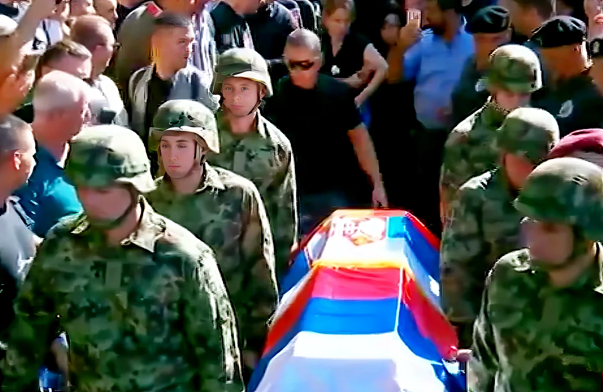 A VMSZ megszavazta, hogy tisztelegjenek Ratko Mladić előtt