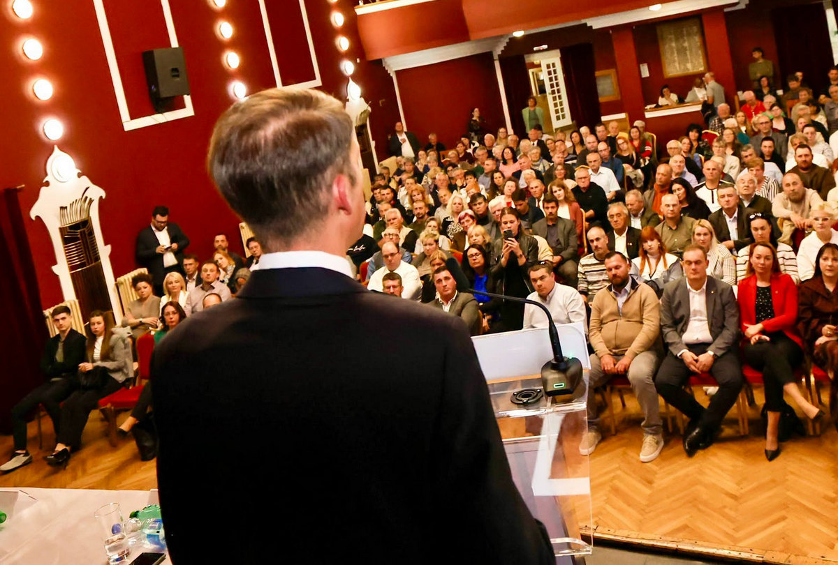 Megbillent a kép: vajon kivel tartson a VMSZ a választások után? Ez elég komoly kérdés, amely ilyen súllyal még soha nem merült fel, amióta a Szerb Haladó Párt van hatalmon. Pásztor Bálint visszatért a VMSZ egyik korábbi bázisára, a szabadkai Népkörbe, ahol lakossági fórumot tartott. Ezen elmondta, hogy a VMSZ-é az egyetlen magyar lista az október 25-i szerbiai választásokon; jelöltjei vajdasági magyar településekről érkeznek, és az ottani közösségeknek az ügyeit képviselik az országos politikában